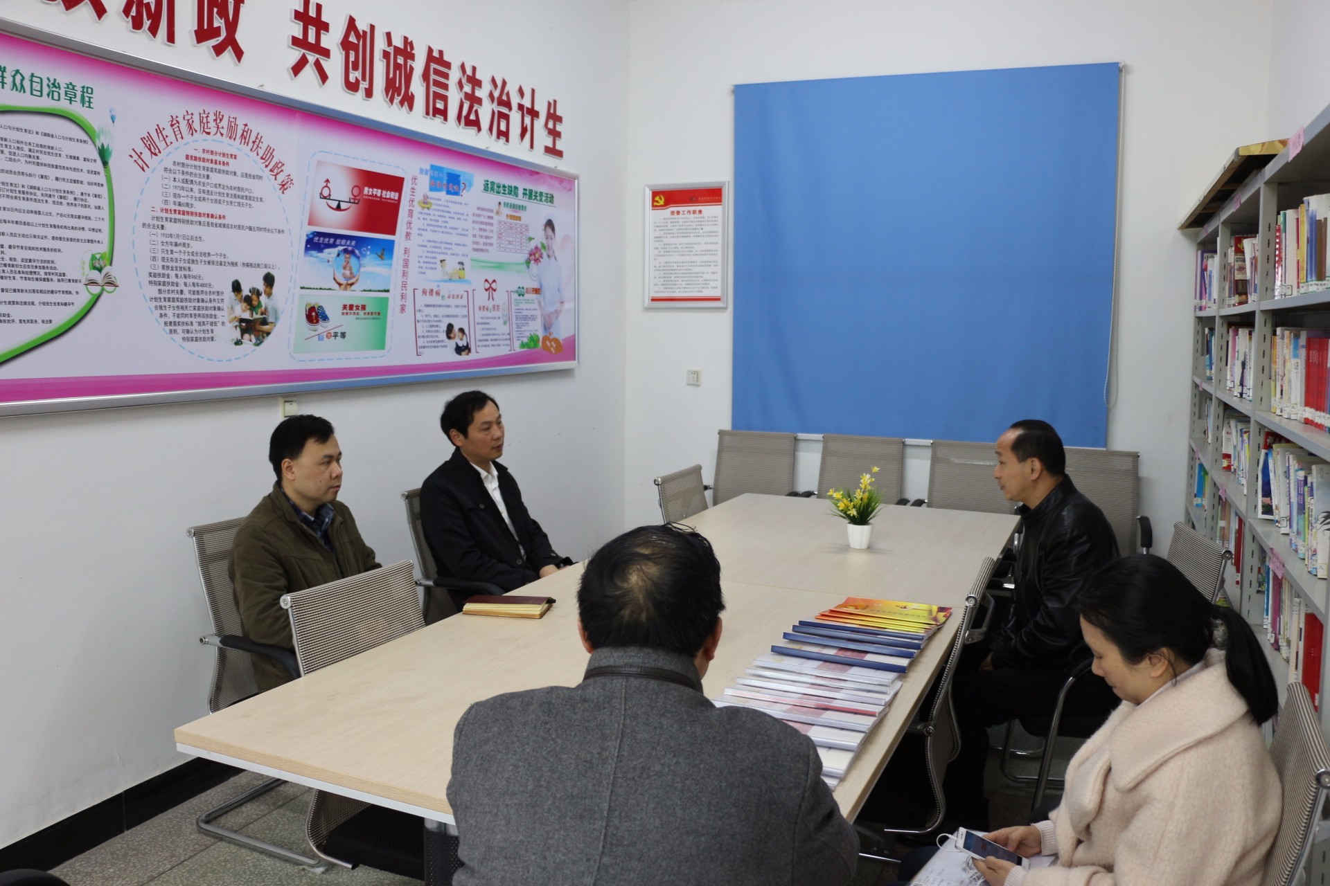区委书记王建勇督查董家塅街道村（社区）“两委”换届工作