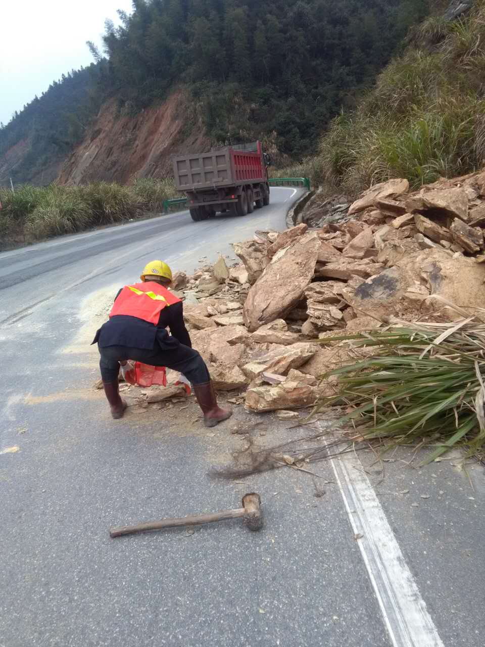 攸县公路局全力加强雨季公路养护