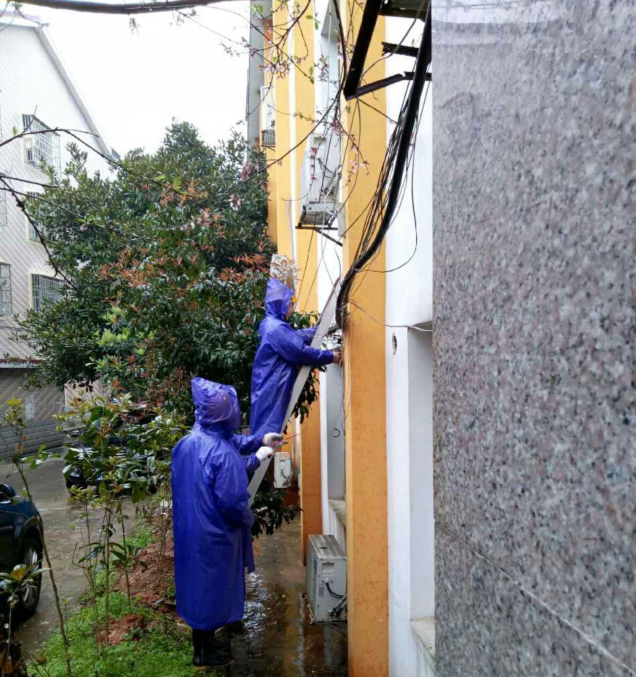 县城管局对城区主次干道 及小街小巷路灯进行全面排查抢修
