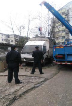 区城管大队清理“僵尸车” 还道于民