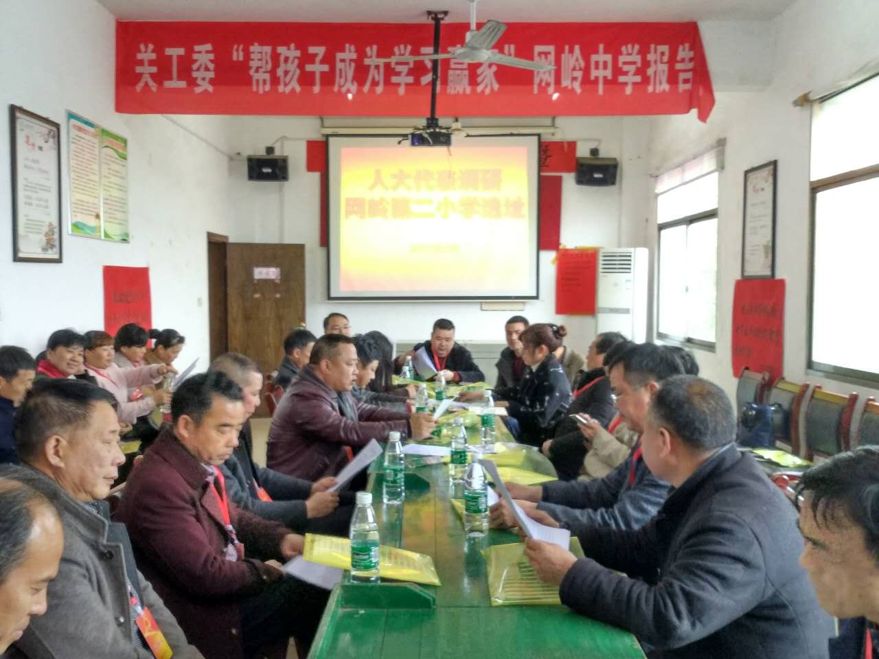 网岭镇组织人大代表调研网岭二完小选址