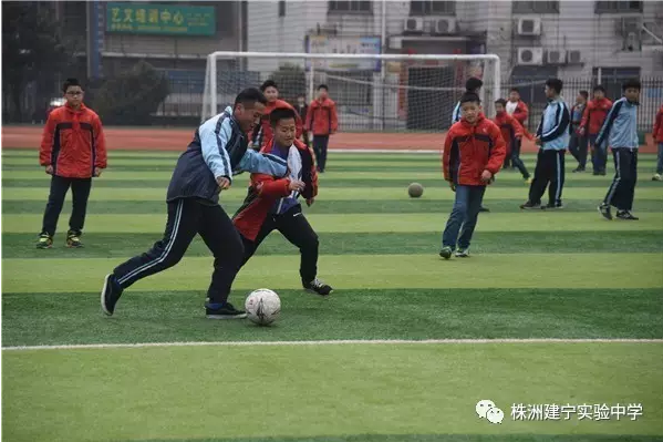 清晨，建宁校园里的“小白鹤”