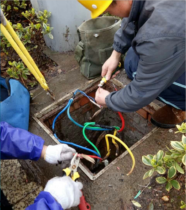 县城管局对城区主次干道 及小街小巷路灯进行全面排查抢修