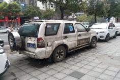 区城管大队清理“僵尸车” 还道于民