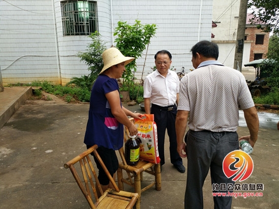 县供销社深入开展扶贫送温暖活动