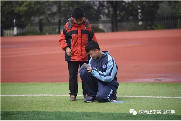 清晨，建宁校园里的“小白鹤”