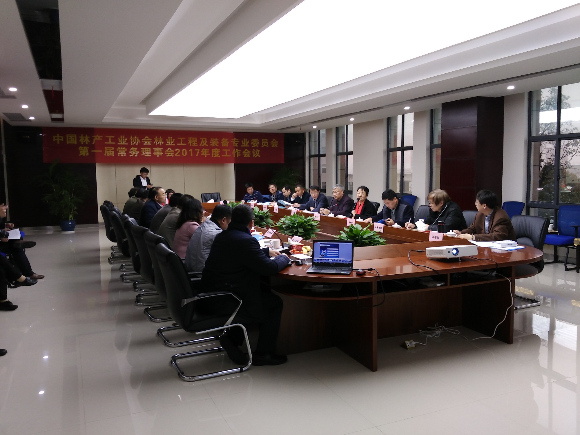 大力发展会展经济，服务绿色新区