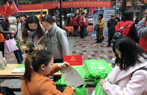 区两型办积极参与学雷锋志愿服务活动