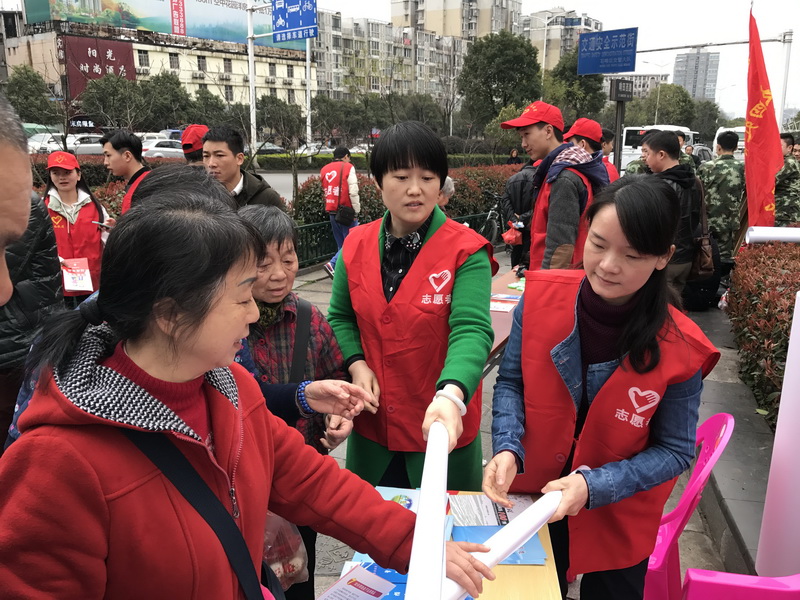 我局团委开展“学雷锋”志愿活动