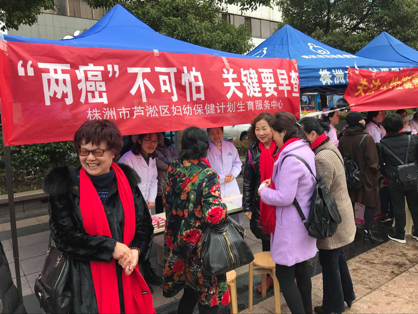 区妇幼开展“两癌”防治义诊宣传活动