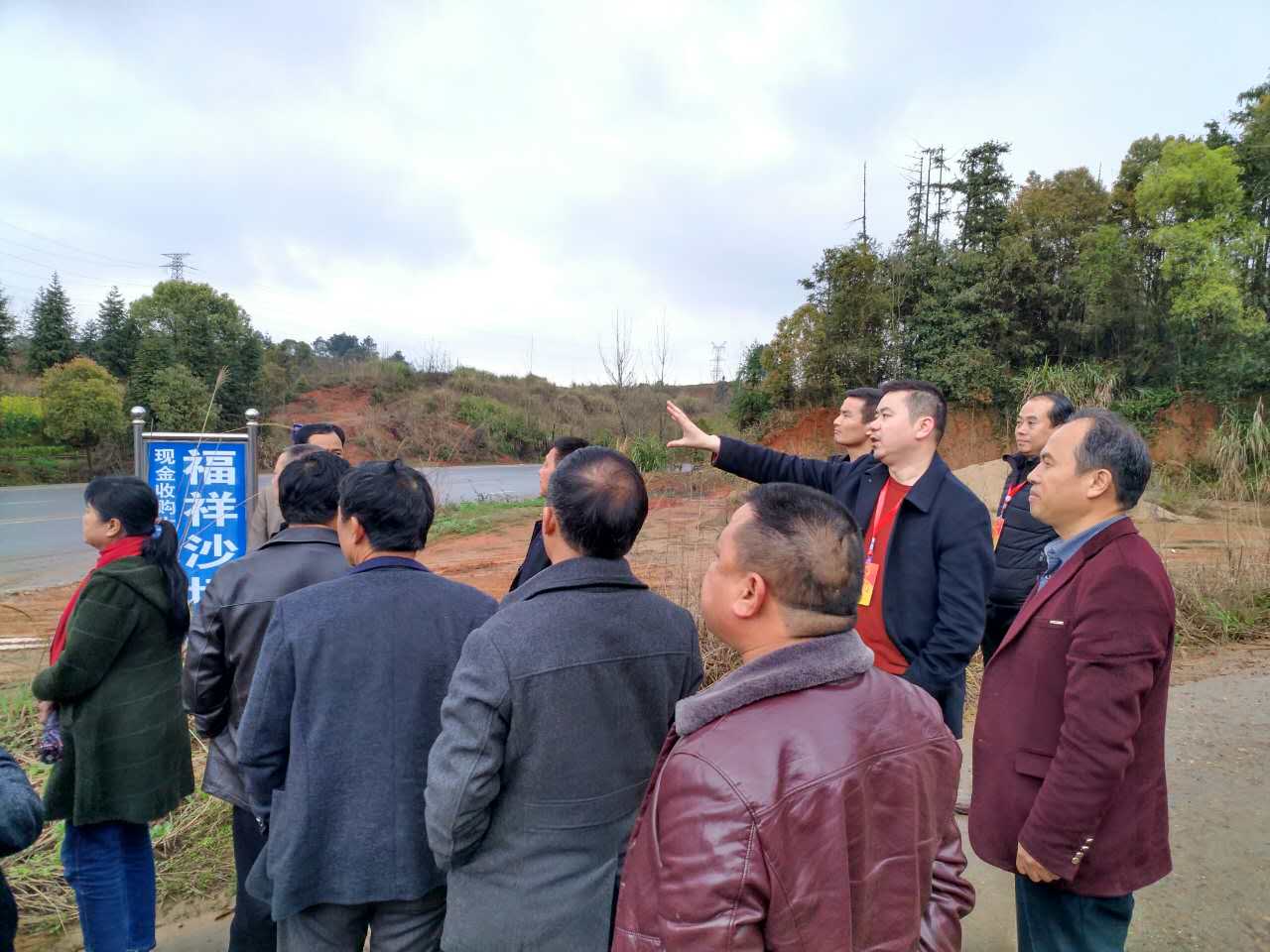 网岭镇组织人大代表调研网岭二完小选址