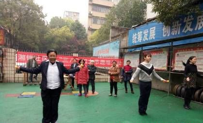 湘银社区开展庆“三八”趣味运动会