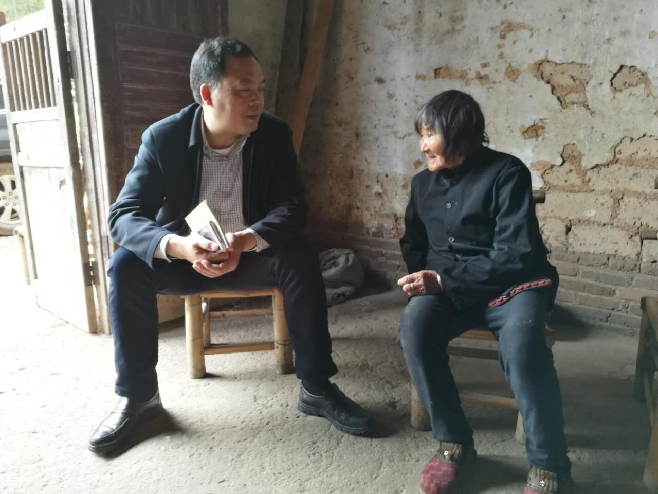 酒埠江镇开展了走访慰问帮扶活动