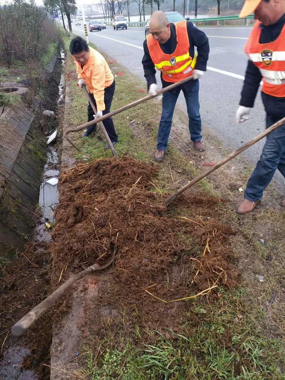 雨天里 你所不知道的公路养护人