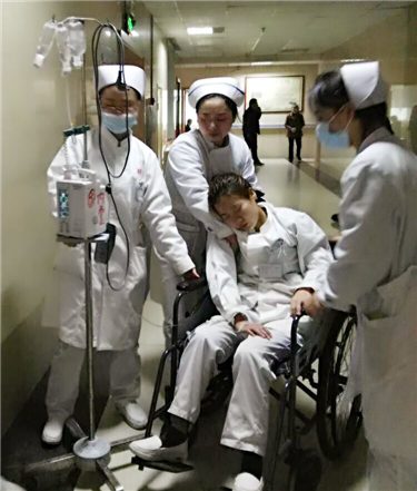 90后“拼命天使”累倒，令大家直呼心疼
