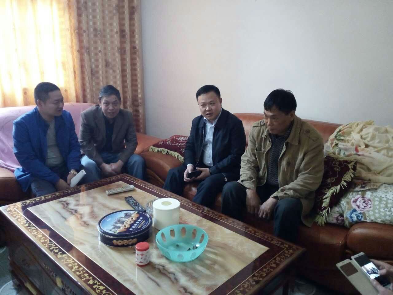 市城管局长李晓彤一行到鸾山镇指导精准扶贫工作