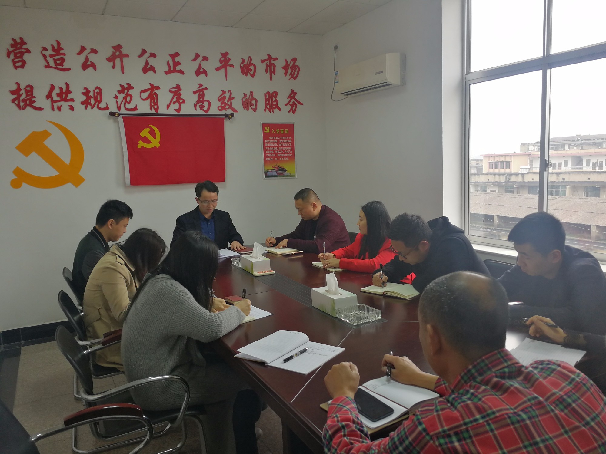 县公共资源交易中心学习传达全国“两会”精神