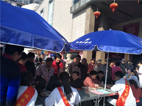 县中医院开展“科学抗癌　关爱生命”义诊活动