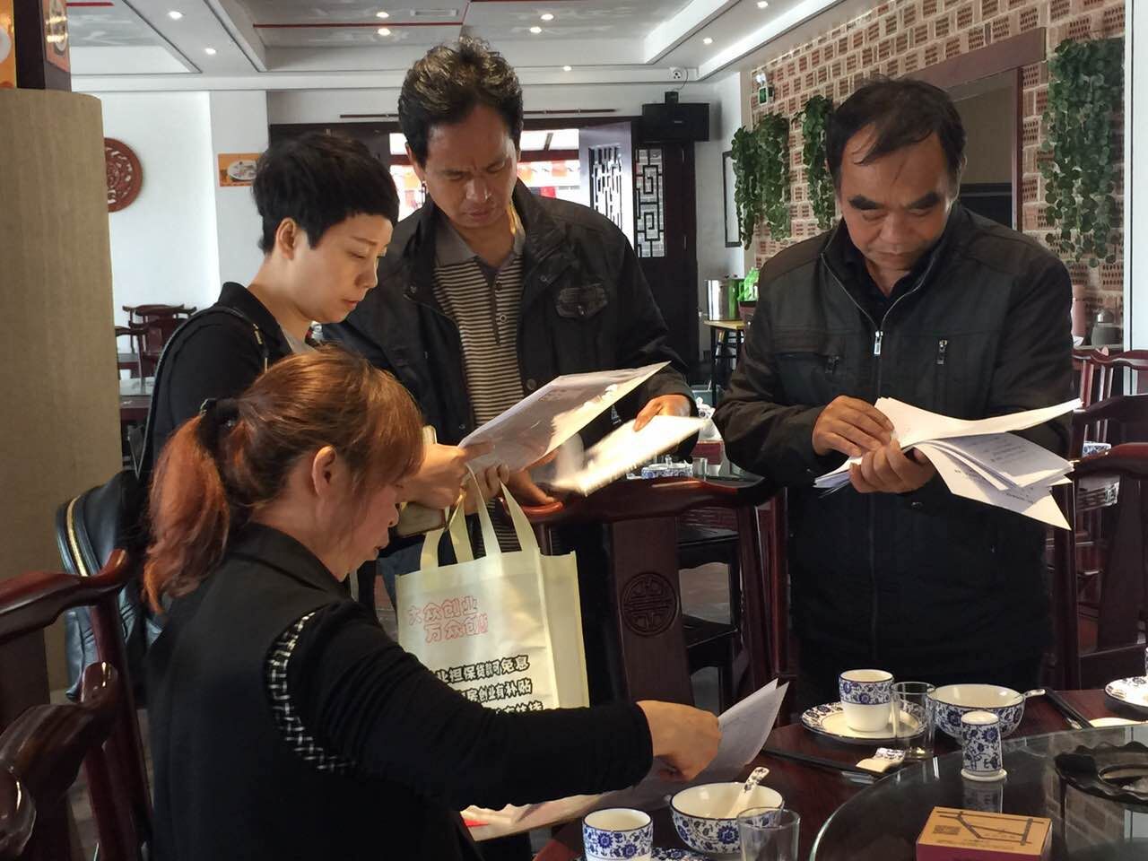 区人社局积极开展综治民调大走访 3天走访686户