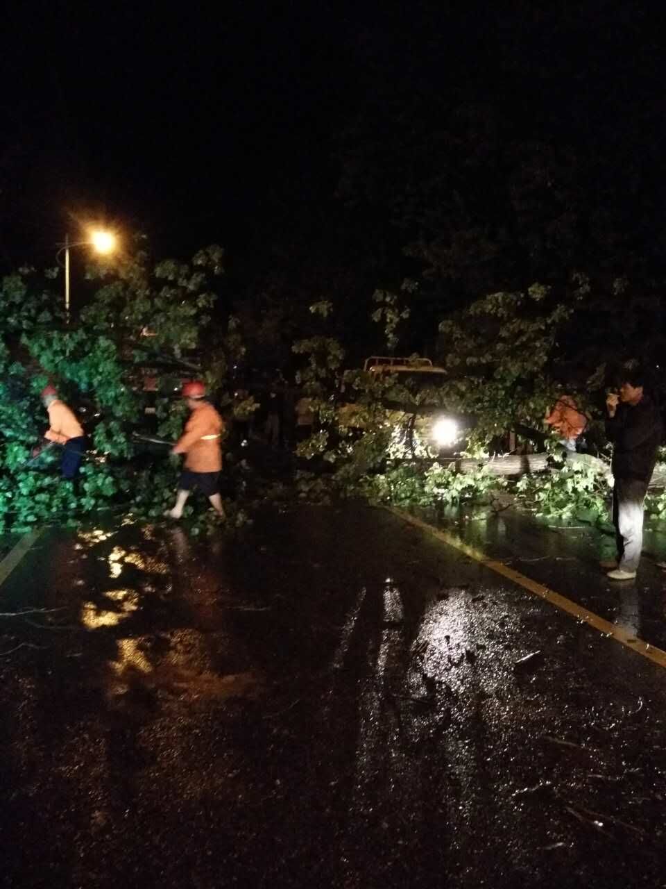 攸县公路局深夜清障保畅通