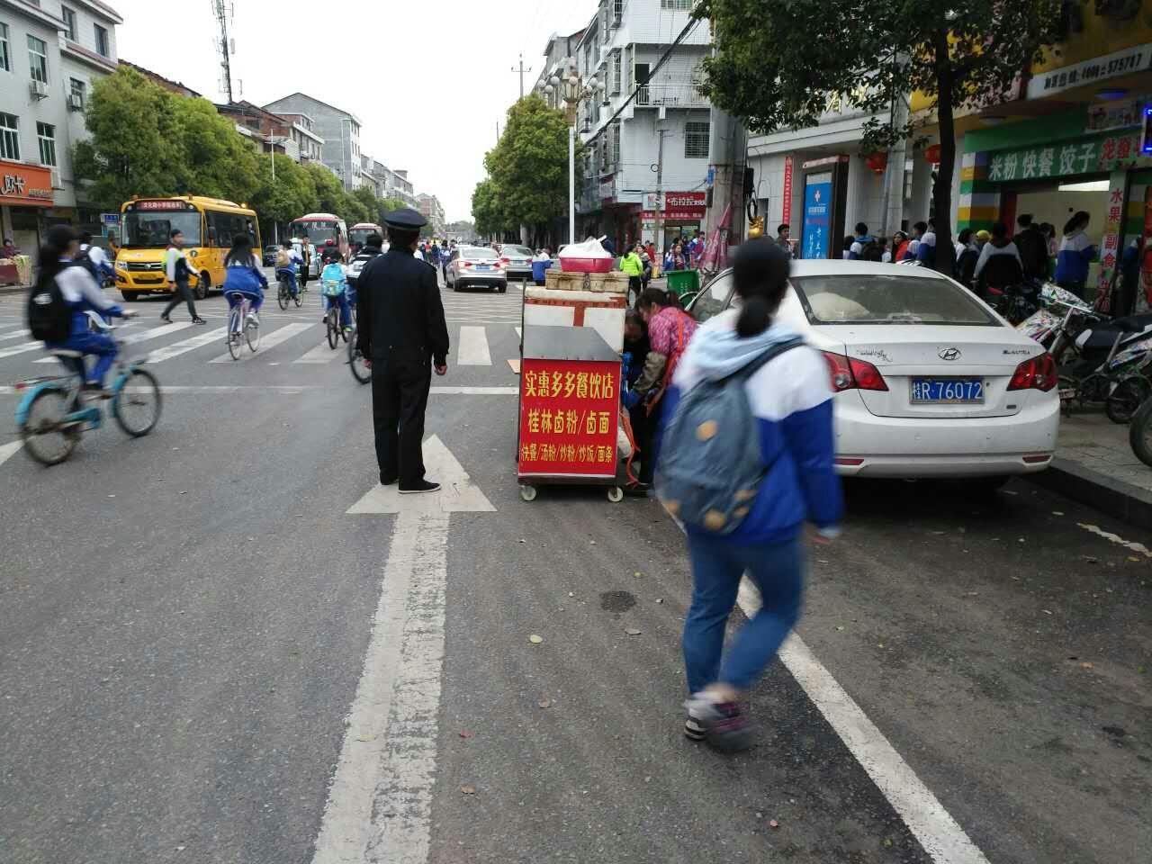 攸县城市管理和行政执法局城管大队开展学校周边环境秩序专项整治