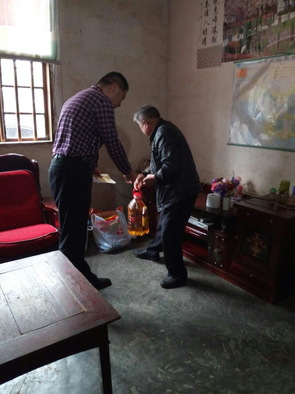 市城管局长李晓彤一行到鸾山镇指导精准扶贫工作
