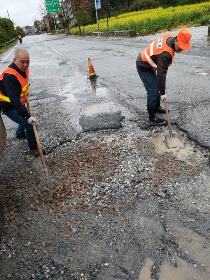 雨天里 你所不知道的公路养护人