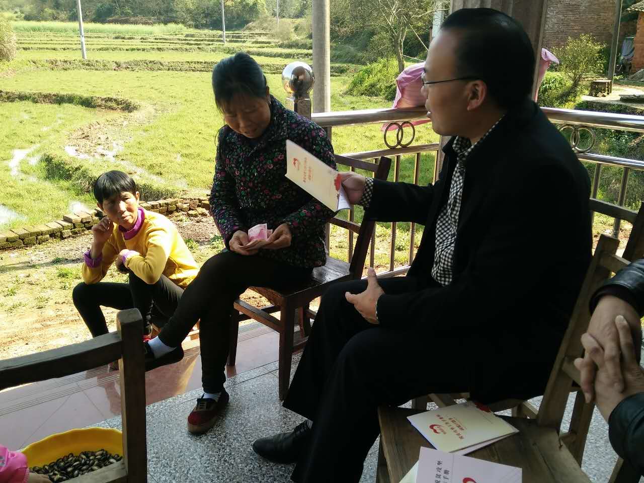 县广播电视台到万美村开展帮扶活动