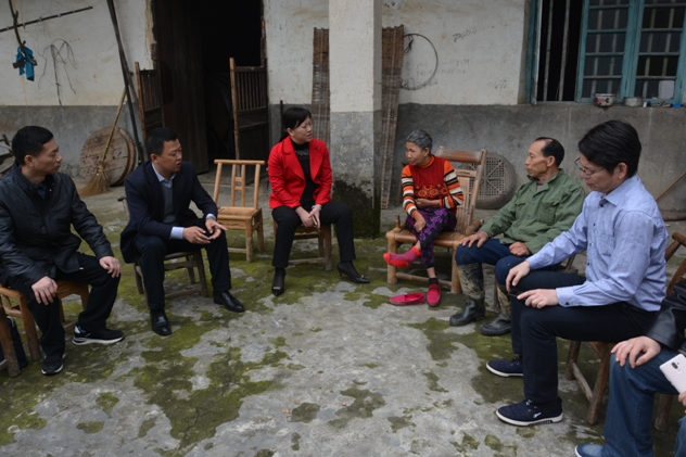 县国土局走访慰问贫困户 精准扶贫暖人心