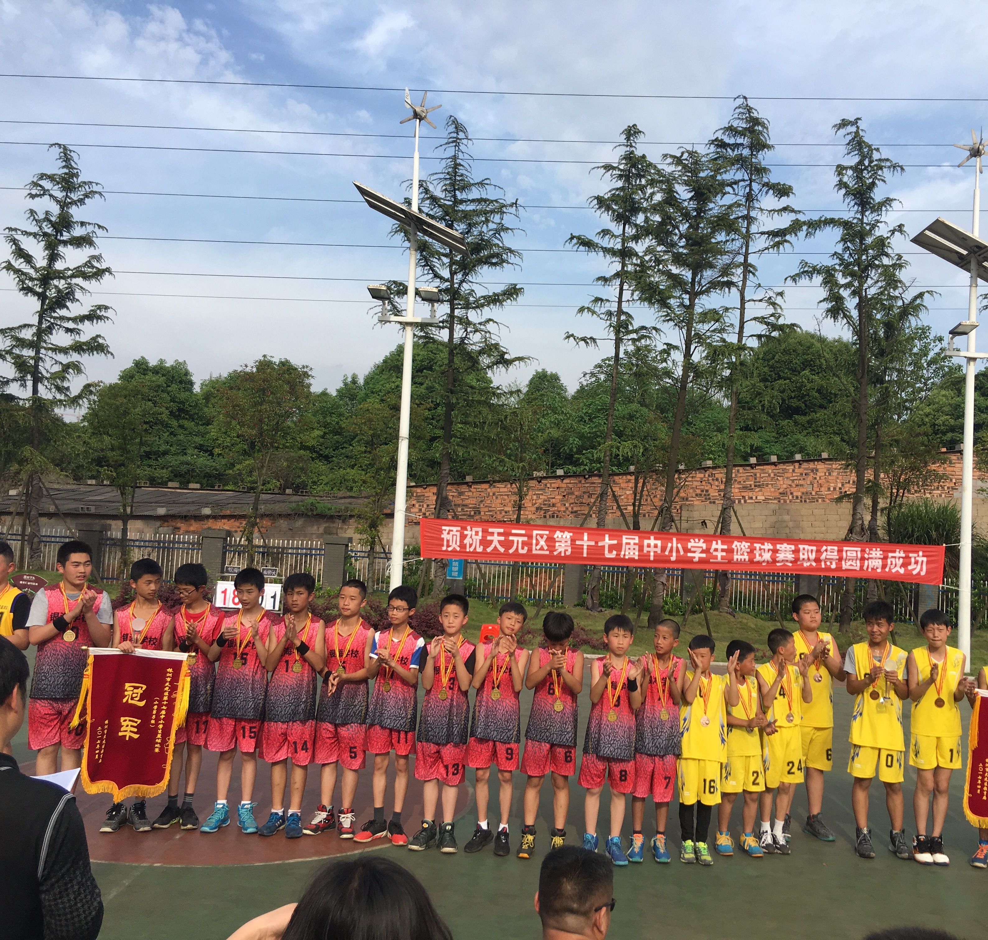 银海学校在区第十七届中小学篮球赛中喜获冠军