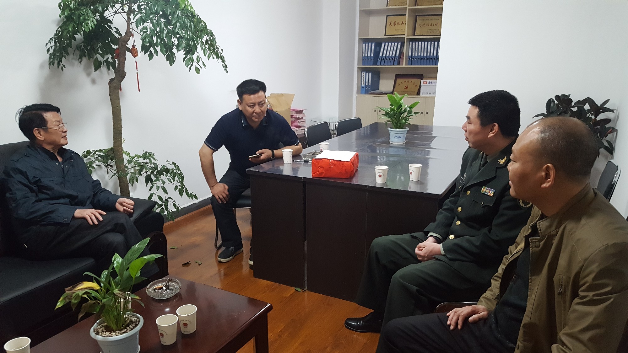 区委常委、武装部长杨人杰到徐家桥社区督查“两委”换届工作