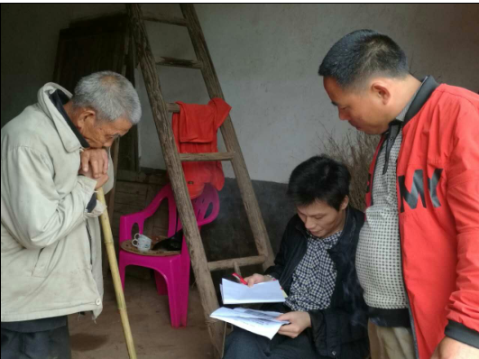 县人社局走访结对贫困户进行调研，为促进“稳脱贫、不返贫”想法子、谋路子