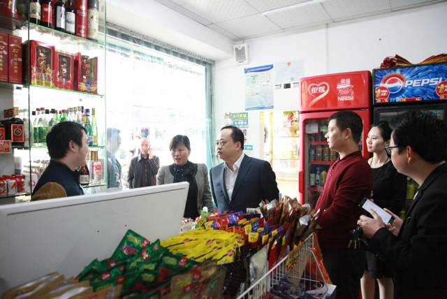 区长杨晓江督查国家卫生城市复审迎检工作