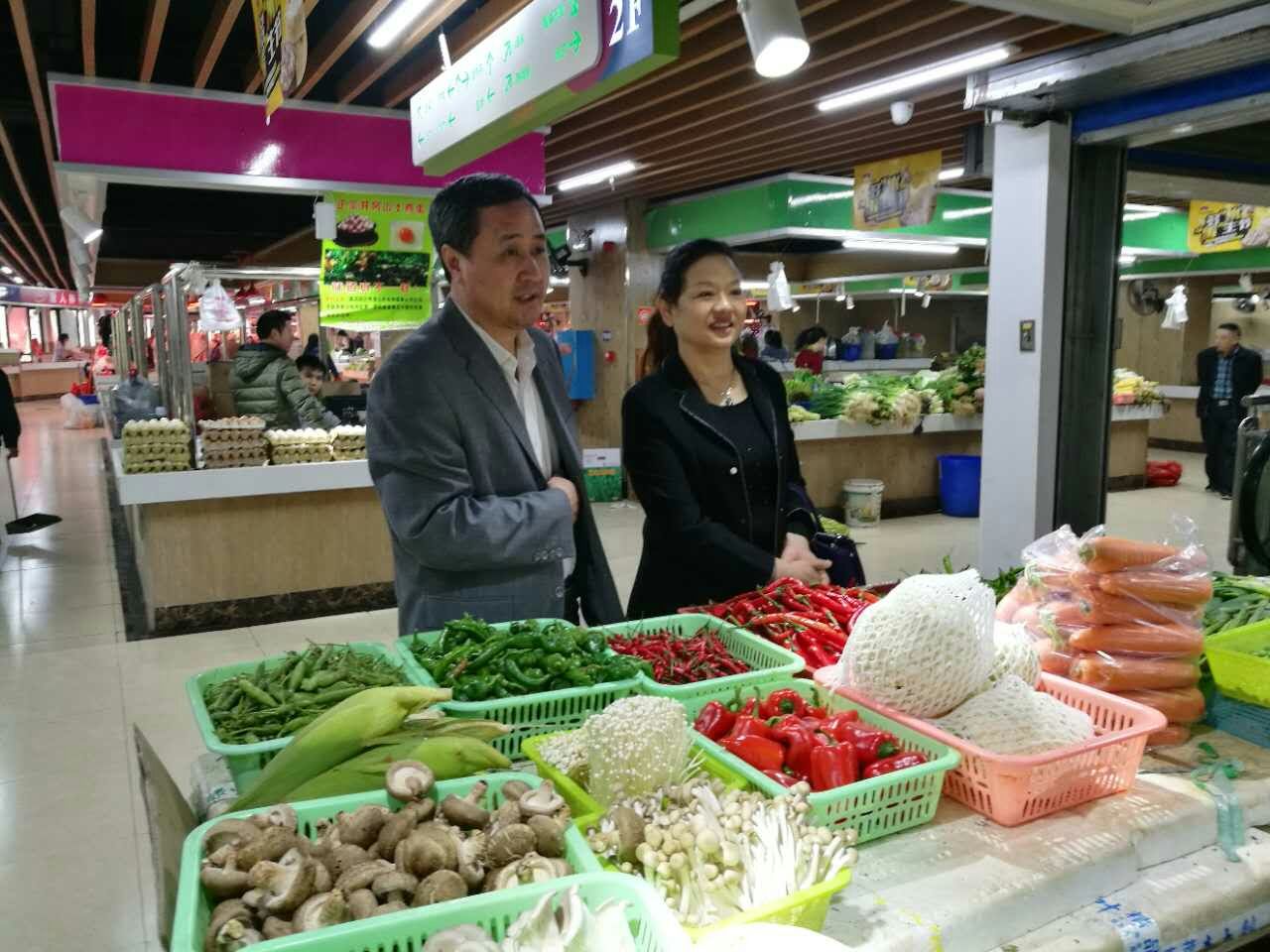 市商务和粮食局领导来我区督查农贸市场迎国卫复审工作
