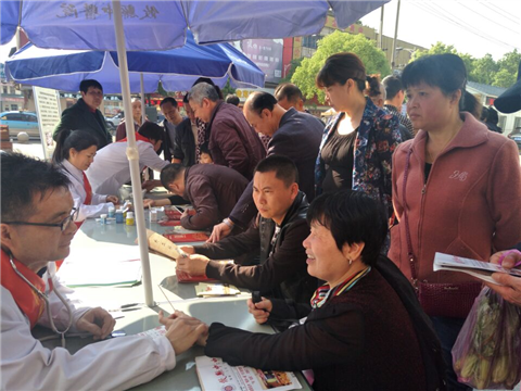 县中医院开展“科学抗癌　关爱生命”义诊活动