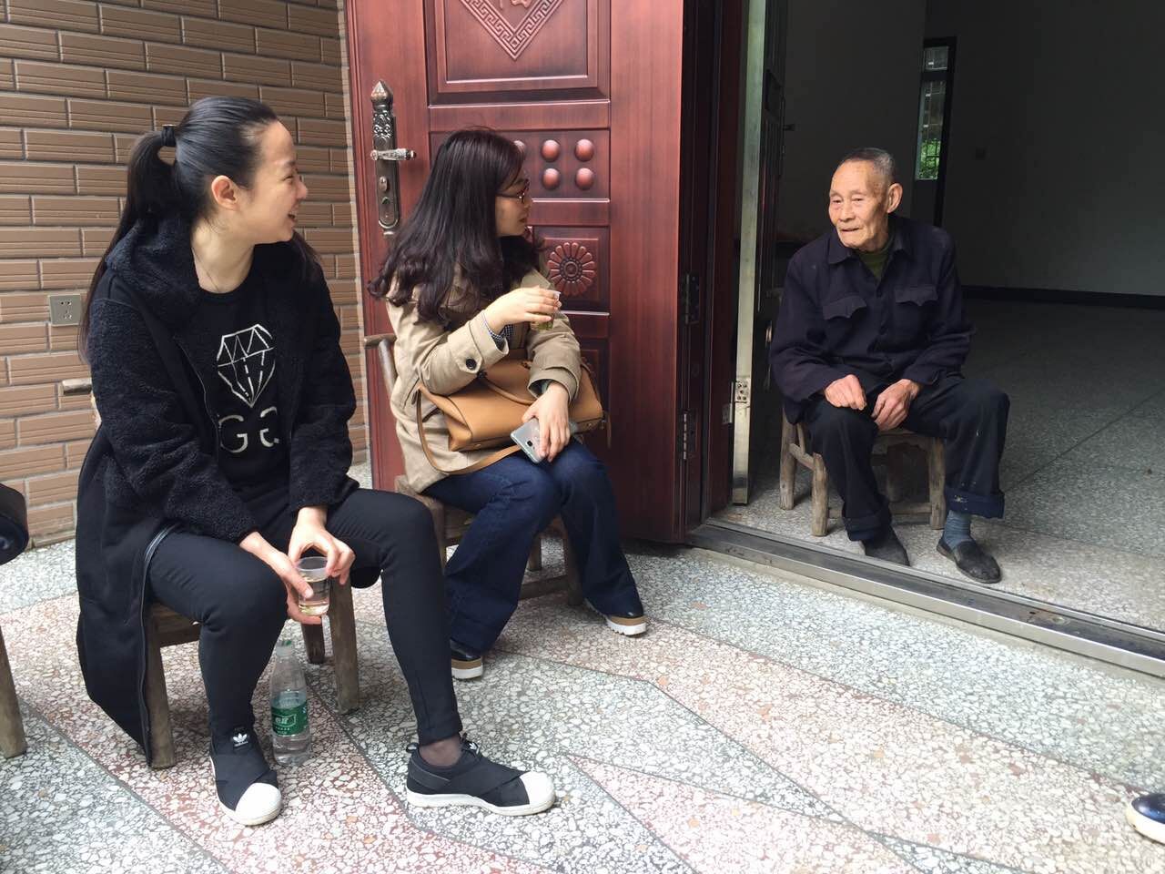 区人社局积极开展综治民调大走访 3天走访686户