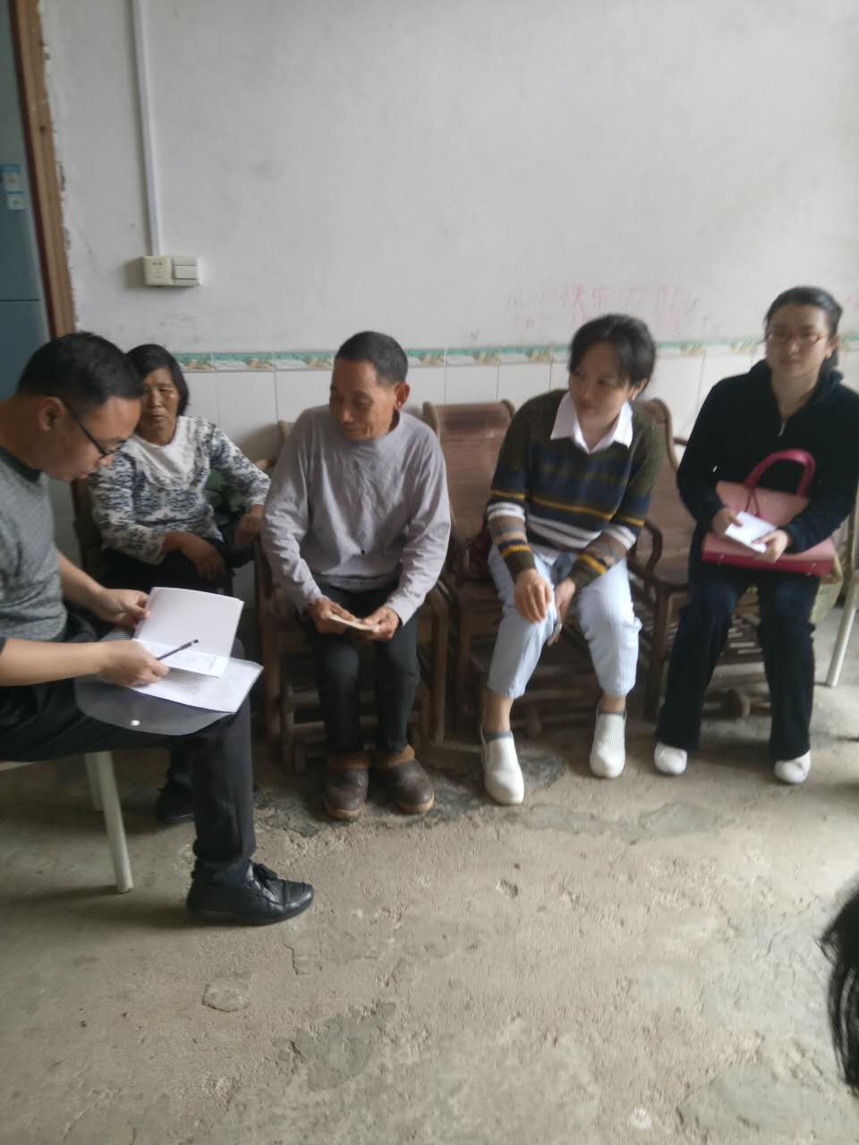 攸县档案史志局再次走访结对贫困户