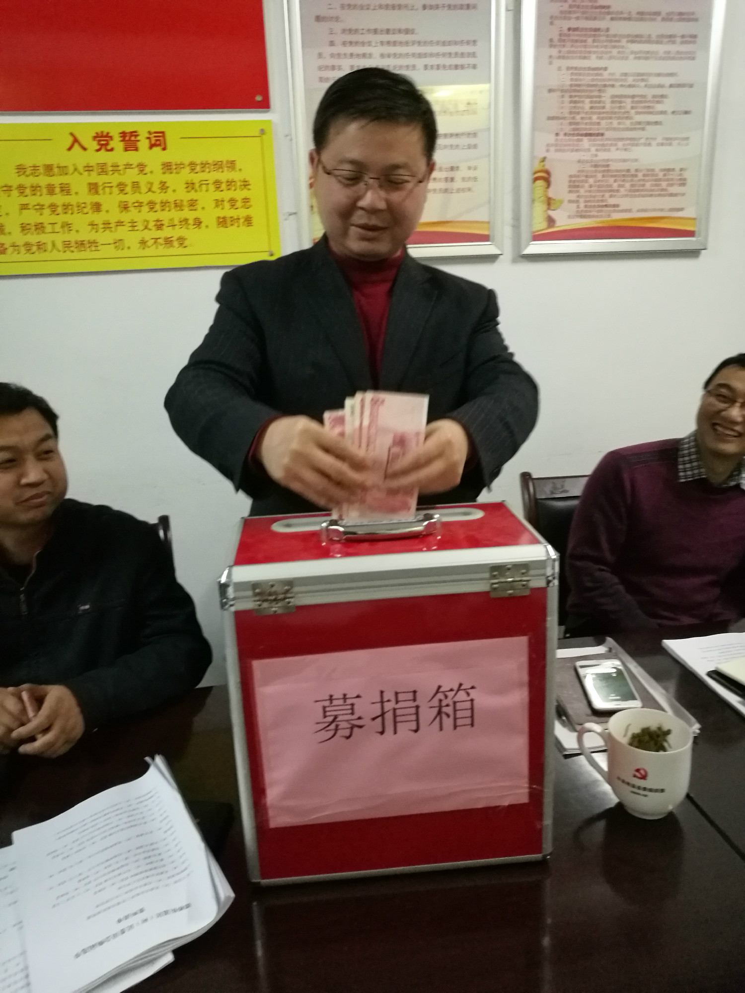 谭桥街道办事处为“好人的哥”贺文林募捐善款