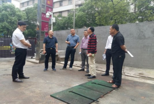 副区长姚艺到建设街道大汉悦中心现场督办垃圾污染问题