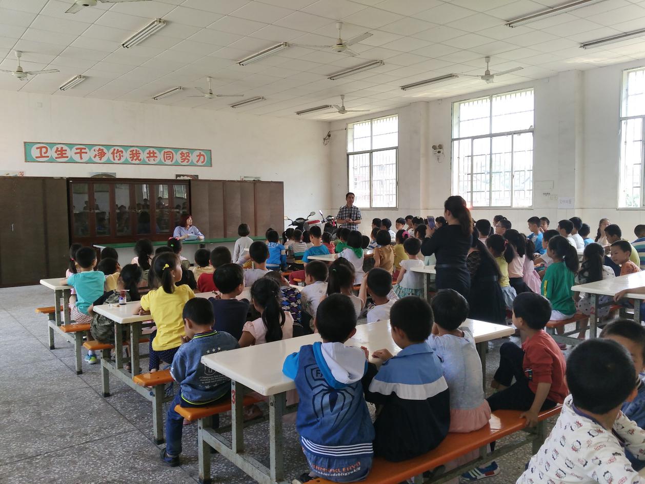 司法局深入莲花小学开展法制进学校活动