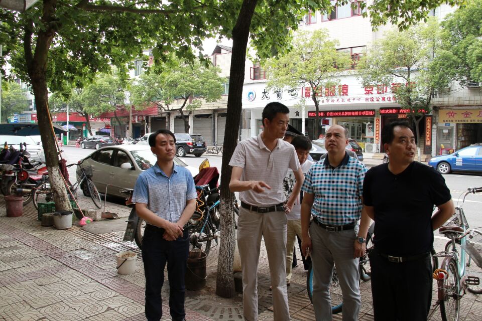 城管局开展户外广告安全隐患排查
