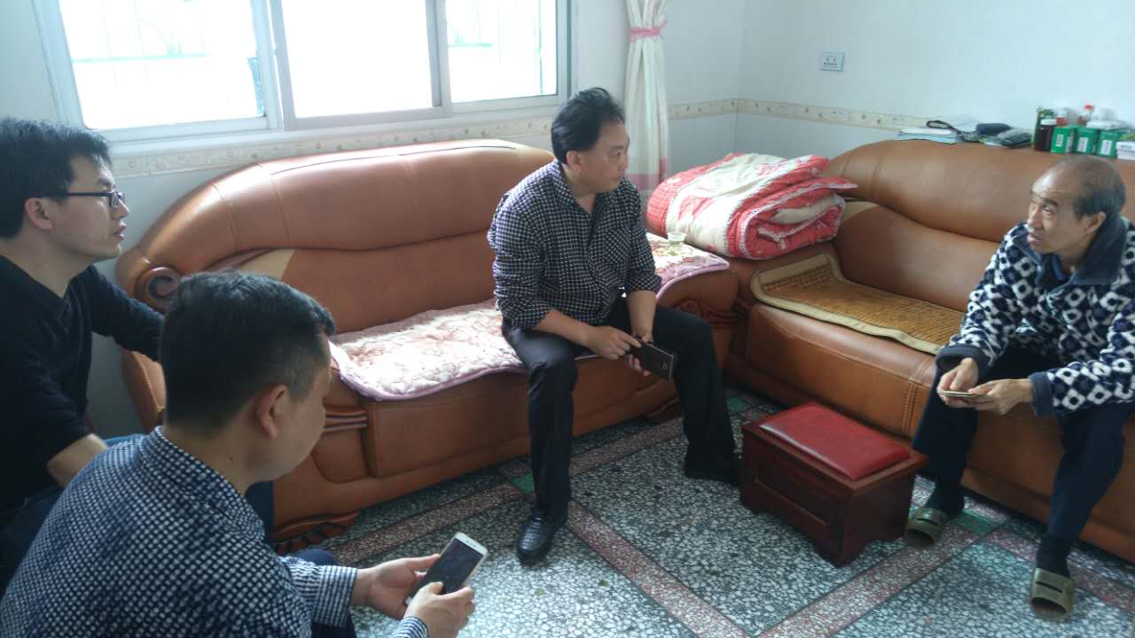 县人大副主任周志强一行深入宁家坪镇下湾村开展精准扶贫工作
