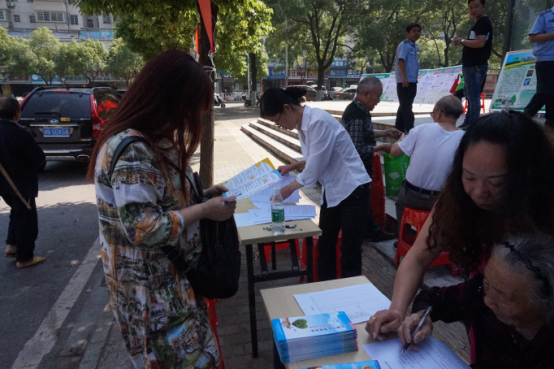 龙泉街道举行创文创卫创两型和反邪禁毒综合知识宣传日活动