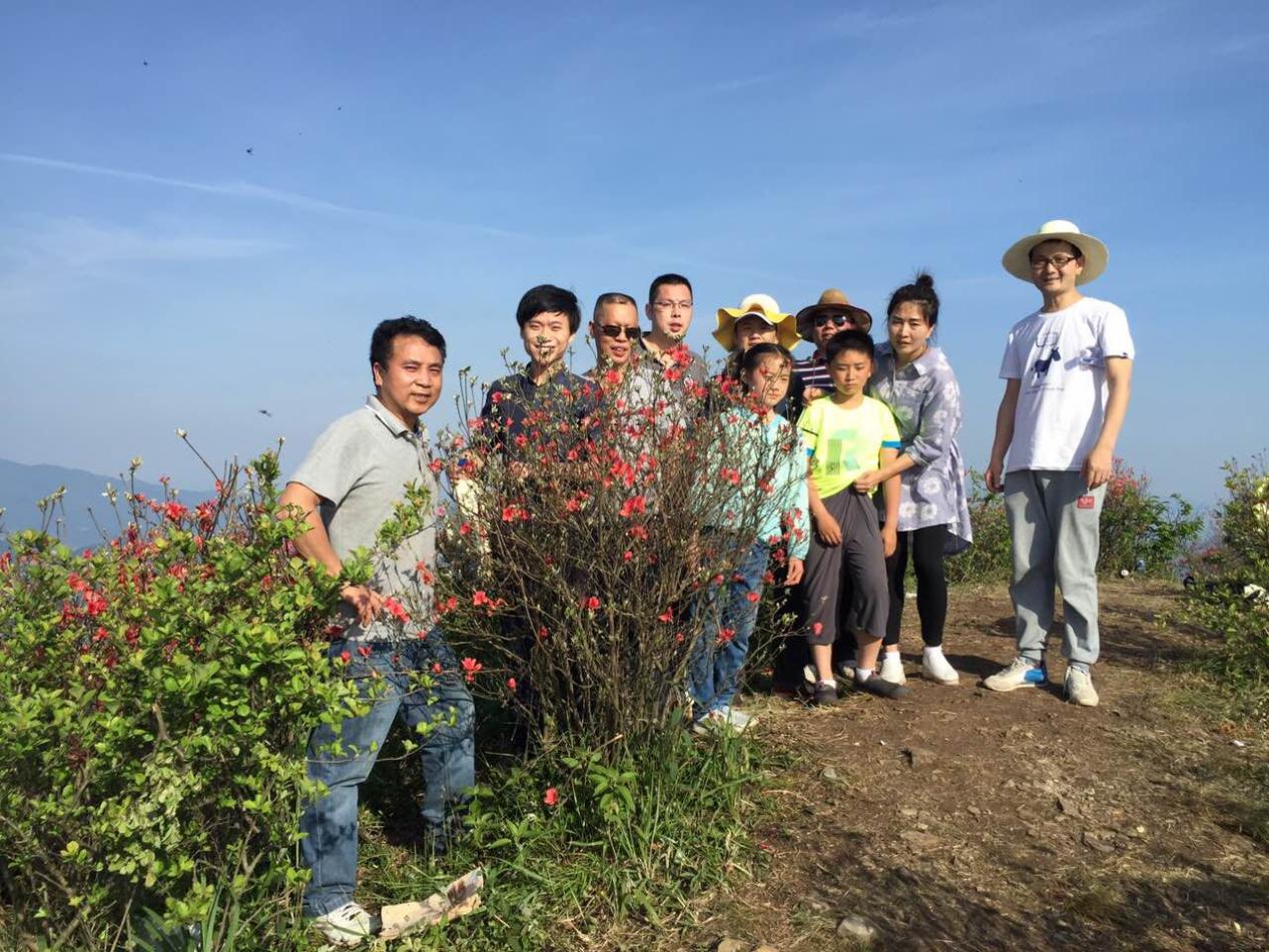 县民政局组织户外登山活动