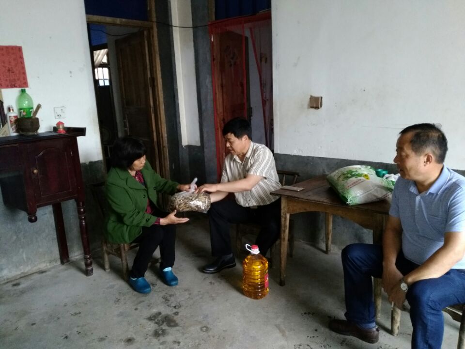攸县卫计局长冒雨看望走访结对“穷亲戚”