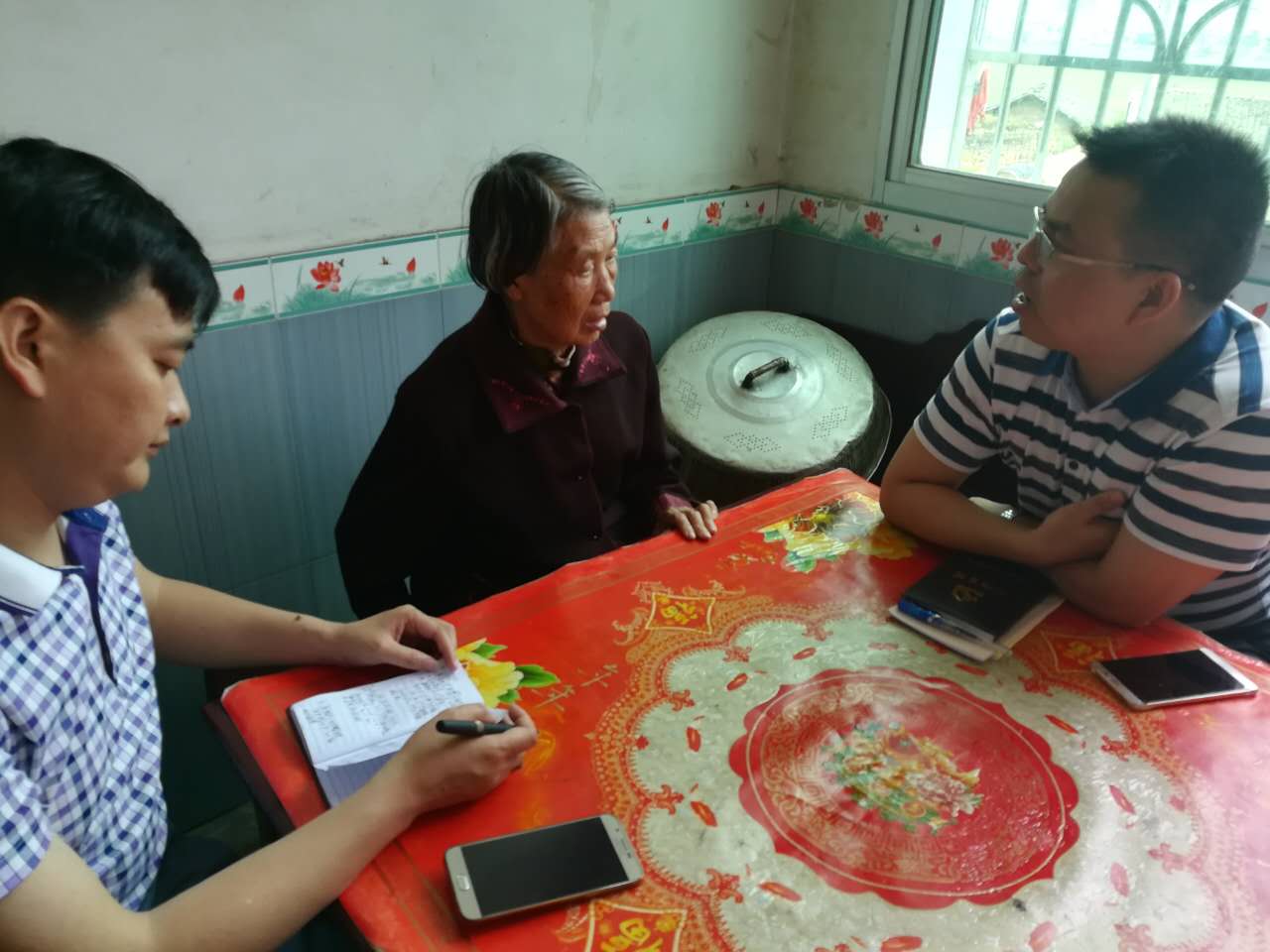 刘秀云一行到宁家坪镇双田村进行扶贫走访