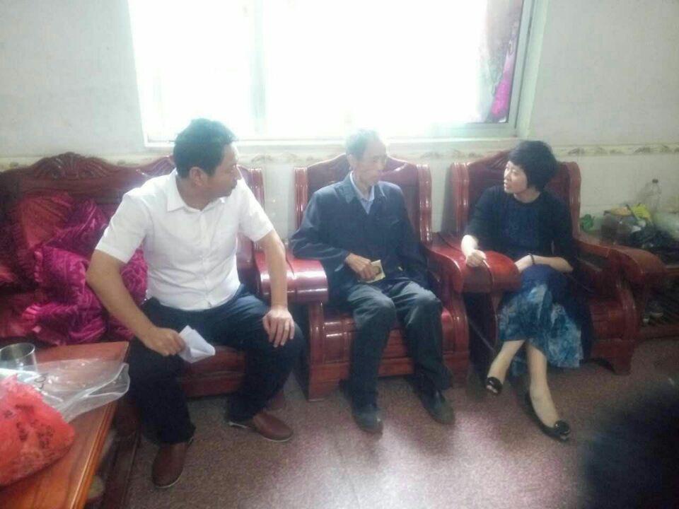 县委常委宣传部长亲自带队走访、慰问贫困户
