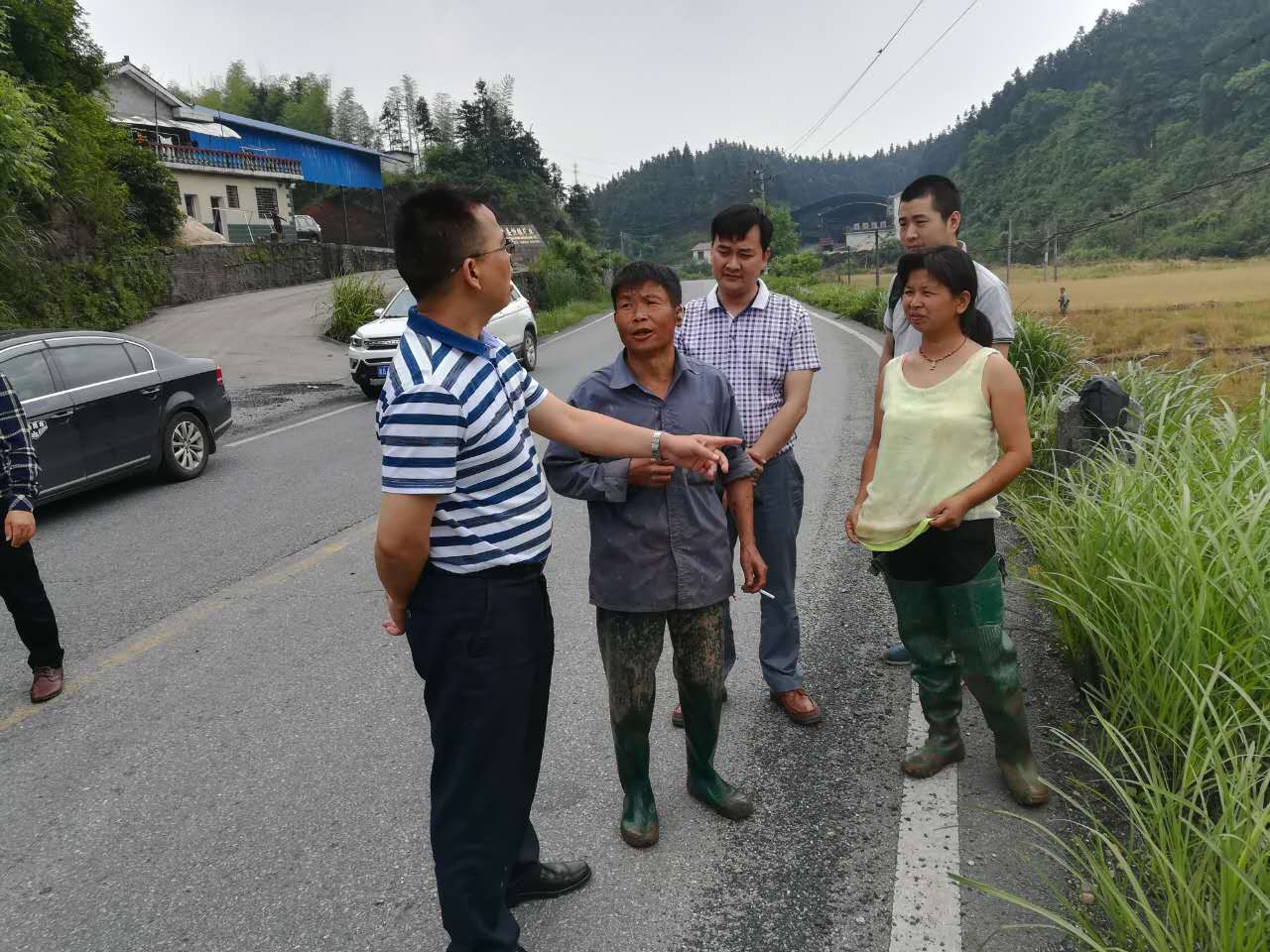 刘秀云一行到宁家坪镇双田村进行扶贫走访