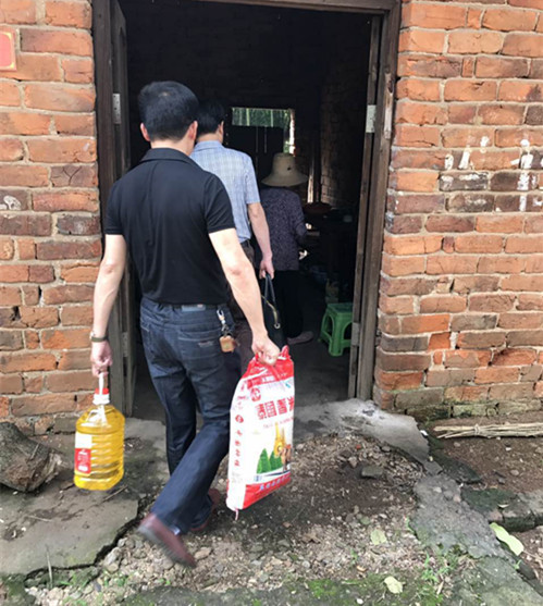 帅团结率攸县法院班子一行人走访慰问帮扶对象