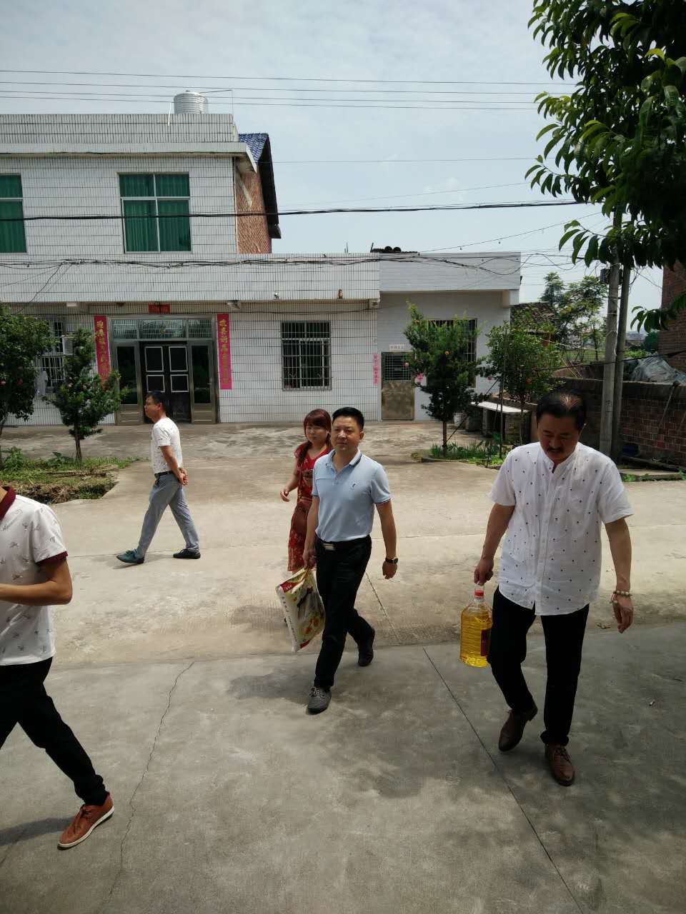攸县市场服务中心、市建公司开展“情暖端午”爱心慰问活动